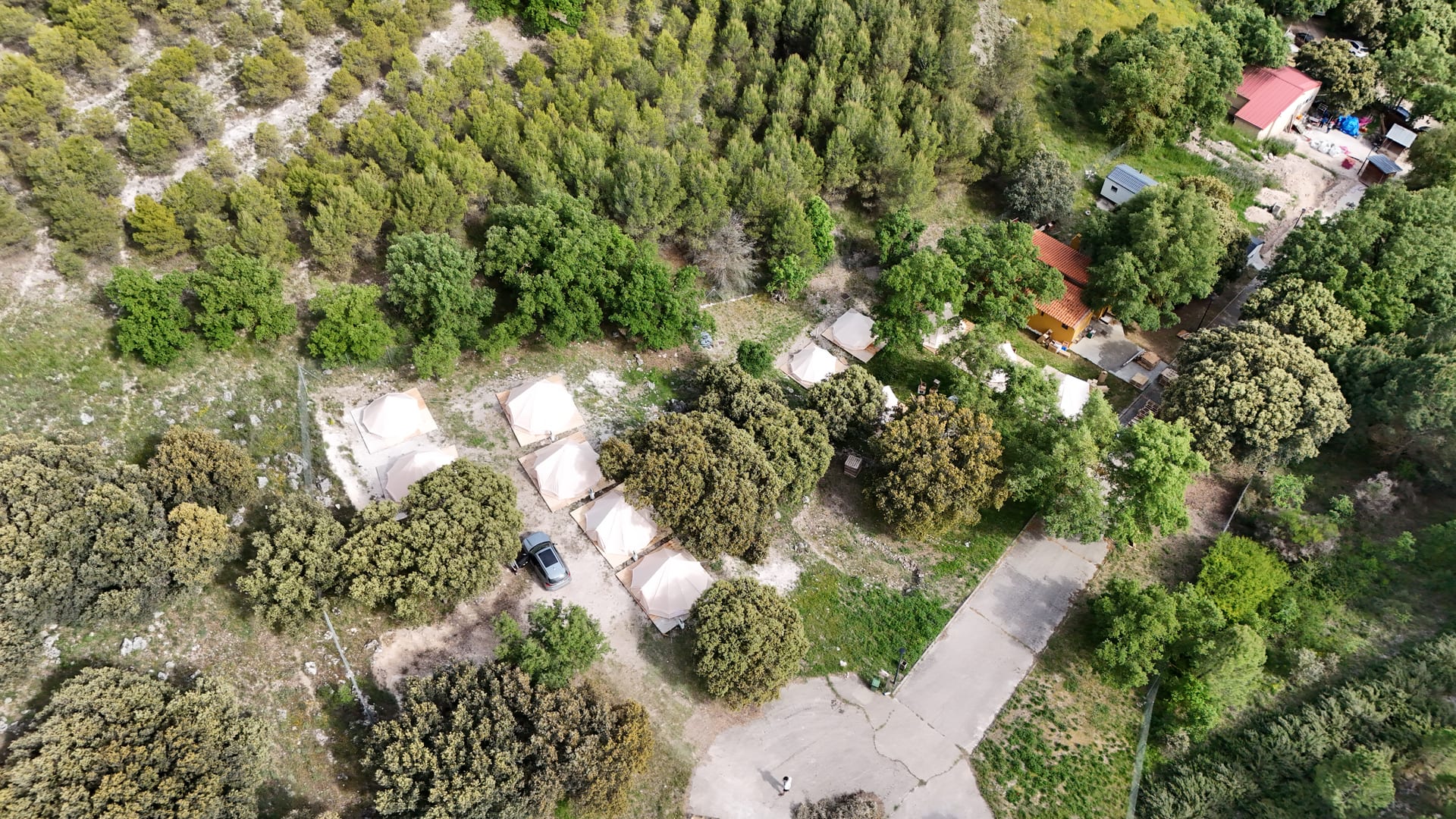 Vista de las tiendas de glamping y el complejo, Complejo Esgueva