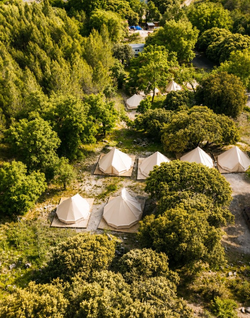 Vista aérea del campamento entre árboles