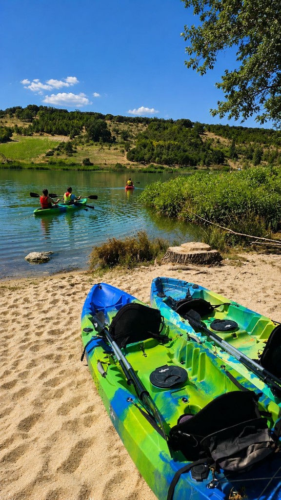 Kayaks en la orilla del embalse