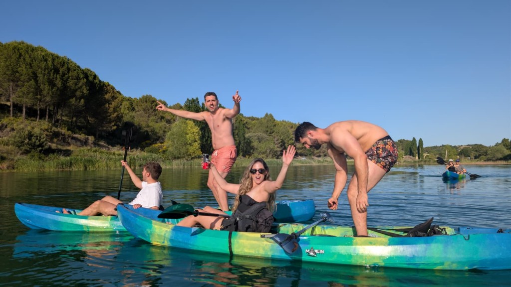 Grupo de personas en kayak en el embalse