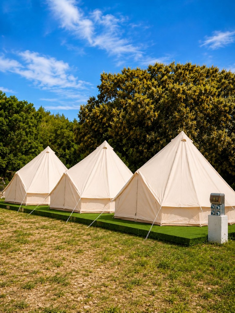 Tiendas de glamping en plataformas de césped
