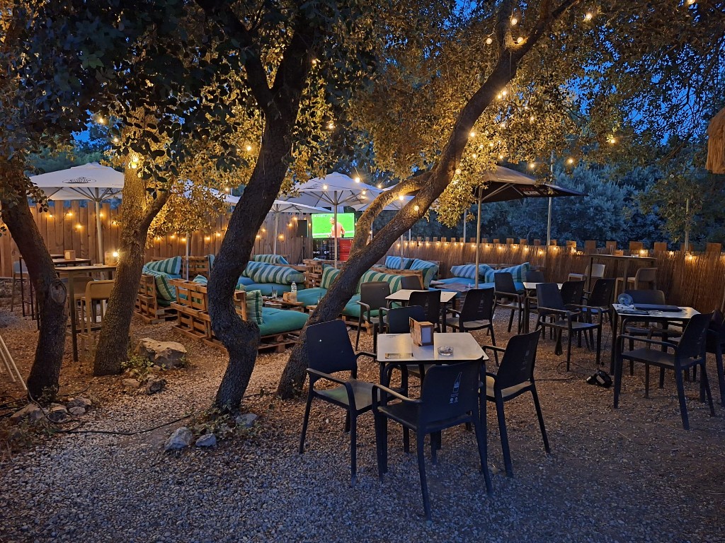 Terraza del complejo de noche con luces y zona chill