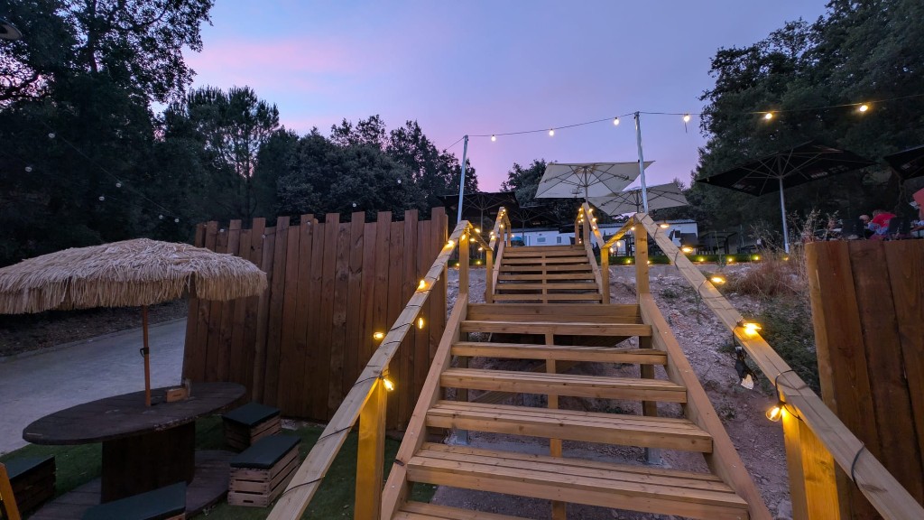 Acceso iluminado a la terraza del complejo